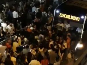 Saatlerce Metrobüs Yolunda Kalan Vatandaşlar “İ̇mamoğlu İstifa” Sloganı Attı