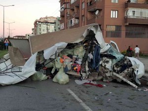 Elektrik Direğine Çarpan Kamyonet Hurdaya Döndü: 1 Ölü, 1 Yaralı