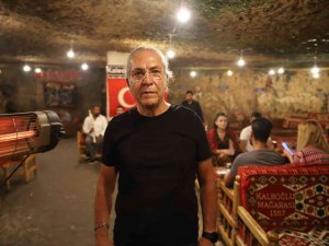 Bunaltıcı Sıcaklarda Bu Mağarada Battaniye Ve Sobayla Isınıyorlar