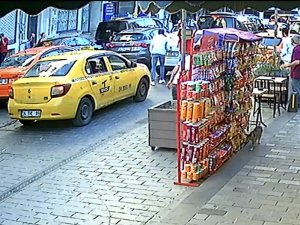 Taksim’de Dehşet Anları Kamerada: 1’i Ağır 2 Yaralı