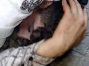 Eminönü’nde Taciz İddiası Ortalığı Karıştırdı; Kadınlar Yakalanan Tacizciyi Yerde Tekmeledi