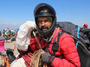 ‘Sen Yaşlısın, Bırak’ Diyenlere İnat, Yıllardır Gökyüzünde Kuş Gibi Uçuyor