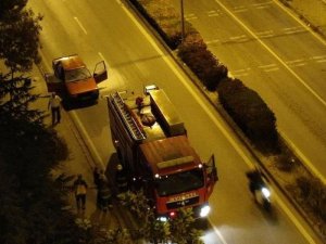 Işıklarda Beklerken Alev Alan Otomobil İtfaiye Ekiplerince Söndürüldü