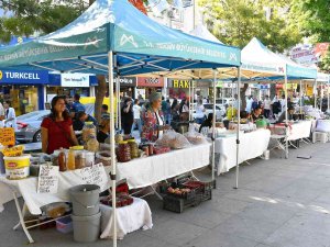 Kadın Üreticiler İlk Kışlık Ürünlerini Satışa Sundu