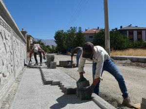 Kaldırım Yenileme Çalışmaları Devam Ediyor
