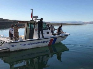 Elazığ’da Tekneyle Birlikte Suda Kaybolan Şahsı Arama Çalışmaları Sürüyor