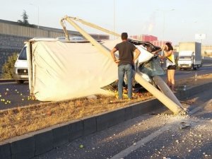 Aracıyla Refüje Çıkarak Aydınlatma Direğine Çarpan Sürücü Yaralandı