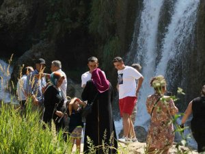 Girlevik Şelalesi’nde Hafta Sonu Yoğunluğu