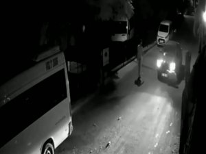 Yavruyken Aldığı Can Dostu Gözlerinin Önünde Otomobilin Altında Kaldı, Gözyaşlarına Boğuldu