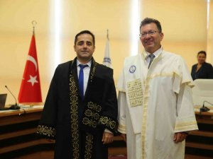 Doçentlik Unvanı Alan Öğretim Üyesi Sökmen Cübbesini Giydi