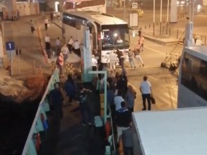 Harem Arabalı Feribot İ̇skelesinde Yanan Otobüs Paniğe Yol Açtı