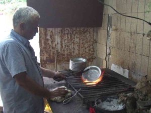 İ̇stanbul’un 44 Yıllık Kalay Ustası, Yok Olmaya Yüz Tutan Mesleğini Ataşehir’de Yaşatıyor