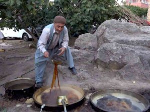 Siirt’te Organik Pekmez Yapımına Devam Ediliyor