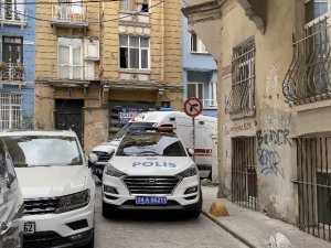 Beyoğlu’nda Kötü Koku Yayılan Evden Ceset Çıktı