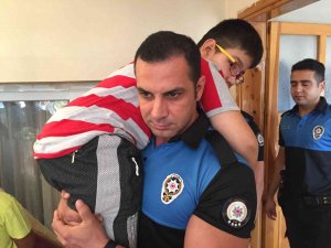 Kazada Anne Babasını Kaybeden Çocukları Polis Okula Götürdü