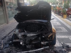 Park Halindeki Otomobil Alev Alarak Yandı