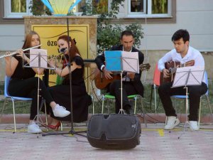Öğretmen Ve Öğrencilerden İlk Gün Resitali