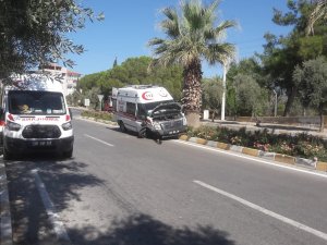 Ambulans Park Halindeki Araca Çarptı, Sürücü Ölümden Saniyelerle Kurtuldu
