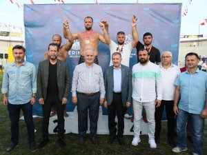 Derince’de 500 Güreşçi Kıyasıya Mücadele Etti, Başpehlivan Belli Oldu