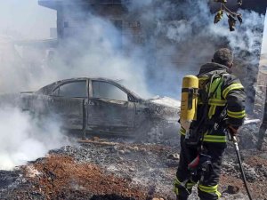 Evde Çıkan Yangın Park Halindeki Otomobile Sıçradı