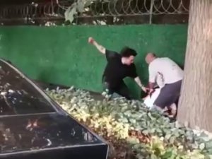 Sokağa İdrarını Yapan Baba Oğul Bıçak Darbelerinin Hedefi Oldu