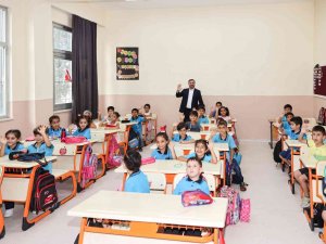 Birinci Sınıflara Beslenme Çantası Dağıtıldı