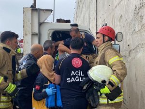 Tuzla’da Refüjü Aşan Kamyonet Karşı Şeritten Gelen Minibüse Çarptı: 2 Yaralı