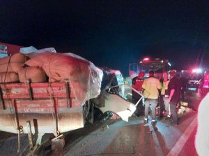 D-100’de Minibüs Traktöre Arkadan Çarptı: 2 Yaralı
