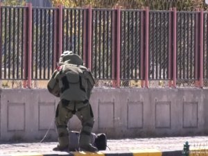 Kars’ta Fünye İle Patlatılan Çantadan Elma Ve Ceviz Çıktı