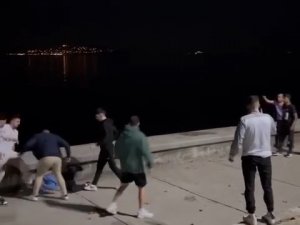 Caddebostan Sahili’nde Yere Yatırdıkları Genci Tekme Ve Yumruklarla Darp Ettiler