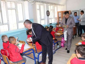 Kaymakamı Nayman Ve Başkan Özdemir’den Öğrencilere Hediye