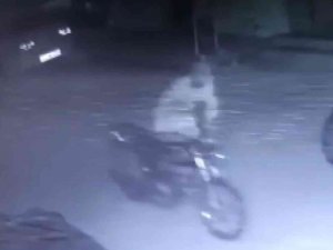 Park Halindeki Motosikleti Sürükleyerek Çaldı