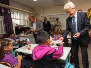 Başkan Turgay Erdem, Öğrencilerin İlk Derslerinde Yanlarındaydı