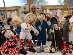 75 Yaşındaki Sanatçı Sağlığını Yaptığı Bez Bebeklere Borçlu