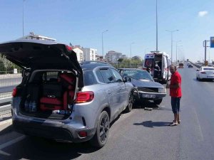 Manavgat’ta İki Otomobil Çarpıştı: 3 Yaralı