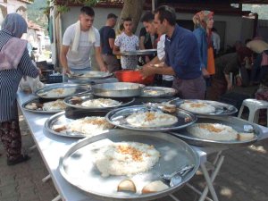 Balıkesir’de Davul Klarnet Eşliğinde Keşkek Dövme Geleneği Yaşatılıyor