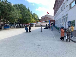 Okulların İlk Gününde Veliler Okul Bahçelerini Doldurdu