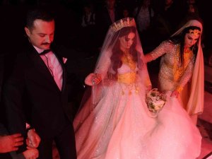 Van’da Aşiret Düğününde 5 Milyon Tl’lik Takı Takıldı