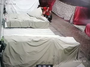 Çaldığı Çantayı Beğenmeyip Başka Dükkandaki Çantayla Değiştirdi