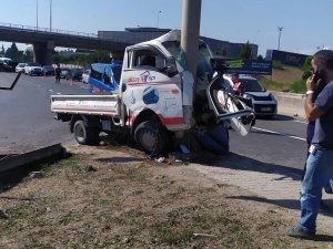 Yalova’da Yön Tabelası Direğine Çarpan Kamyonetin Sürücüsü Yaralandı