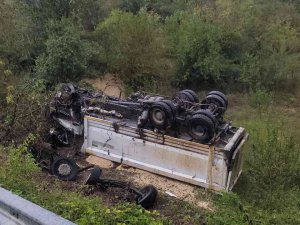 Mıcır Yüklü Hafriyat Kamyonu Şarampole Devrildi: 1 Ölü