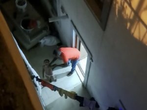 İ̇stanbul’da Dehşet Anları Kamerada: Evi Dağıtan Çocuklarını Sopayla Dövdü