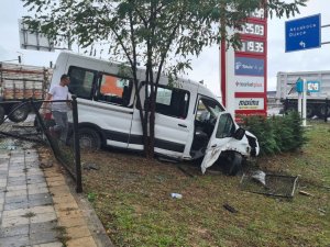 Zonguldak’ta Yolcu Minibüsü Kaza Yaptı: 3 Yaralı
