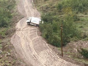 Yolu Olmayan ‘Sofia Evleri’nde Çöp Kamyonu Çamura Saplandı