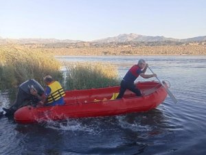 Bingöl’de Baraj Ortasında Mahsur Kalan Vatandaşı Ekipler Kurtardı