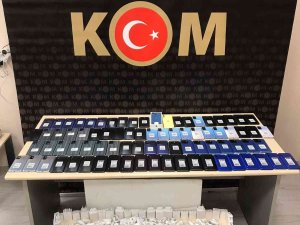 Narkotik Ekipleri Gümrük Kaçağı 81 Adet Cep Telefonu İle 760 Adet Kulaklık Ele Geçirdi