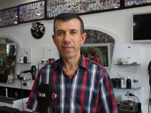 Topladığı Fotoğrafları Önce Aynada Biriktiriyor, Sonra Çerçeve Yaptırıp İş Yerinde Saklıyor