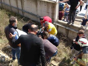 Pendik’te Otomobil 3 Metrelik Duvarı Aşıp Takla Attı, 2 Arkadaş Yaralandı