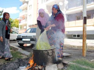 Sonbaharla Beraber Kadınların Turşu Mesaisi Başladı