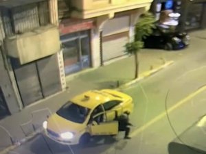 İ̇stanbul’da Taksi Gaspı Kamerada: Taksici Arkasına Bile Bakmadan Kaçtı